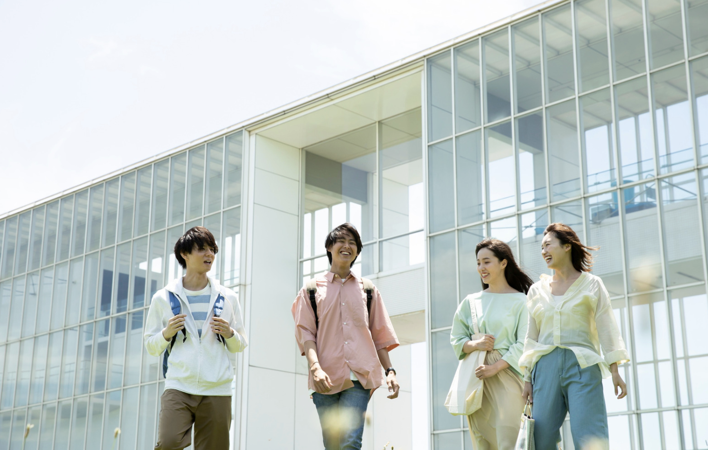 未経験からエンジニアを目指す若者のイメージ